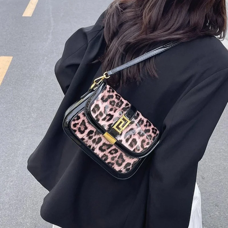 

Chic Ladies Shoulder Bag Made Of Sheepskin Leather Boasting Krakow Casual Vintage Neat Spacious Look​