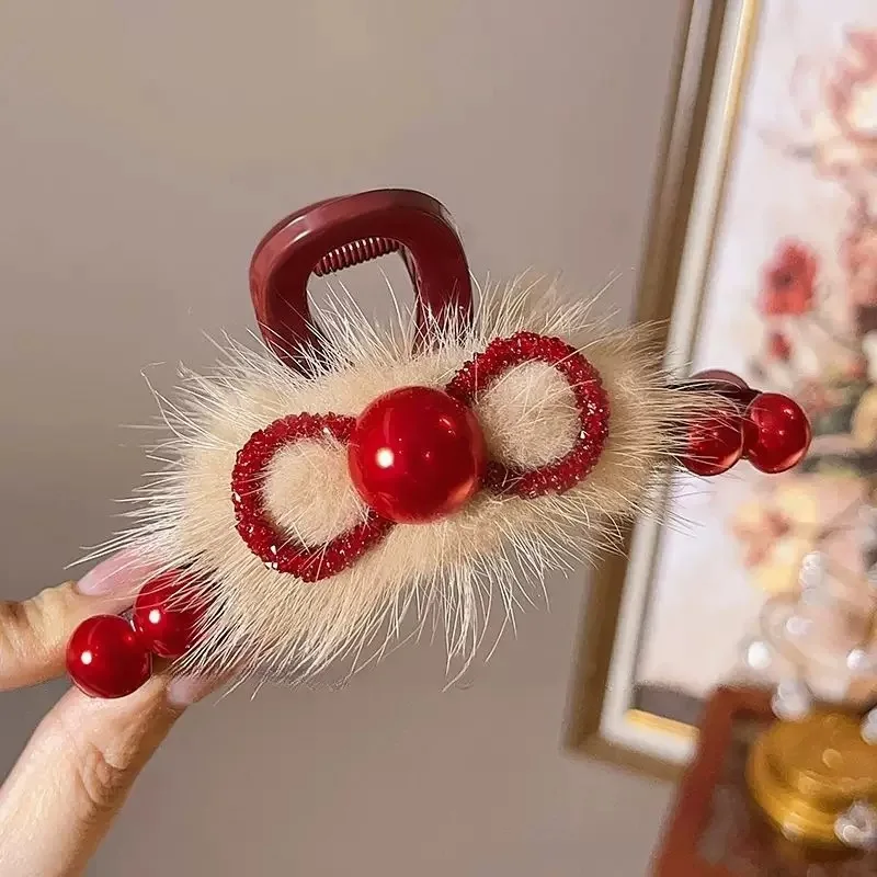 Luxuriöse Haarspange aus Kunstvelours mit Perlenverzierung – Alltagstaugliches, vielseitiges und stilvolles Retro-Haaraccessoire – Detail 6