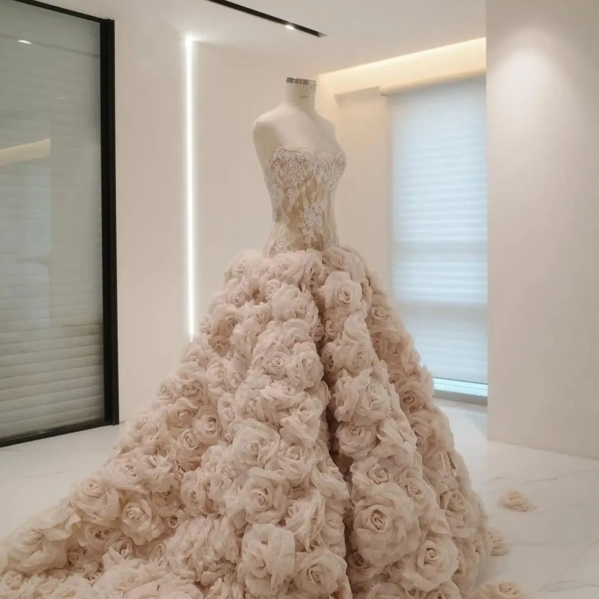 

Бальное платье ручной работы с 3D розой, свадебное платье цвета слоновой кости, кружево с полной юбкой, роскошное свадебное платье принцессы 2026 Свадебные платья принцессы