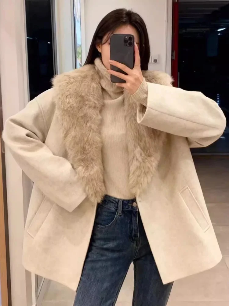 Damski płaszcz zimowy z efektem sztucznego futra, miękki kołnierz ze skóry ekologicznej, długi rękaw, zapinany na podwójne guziki, styl casual.