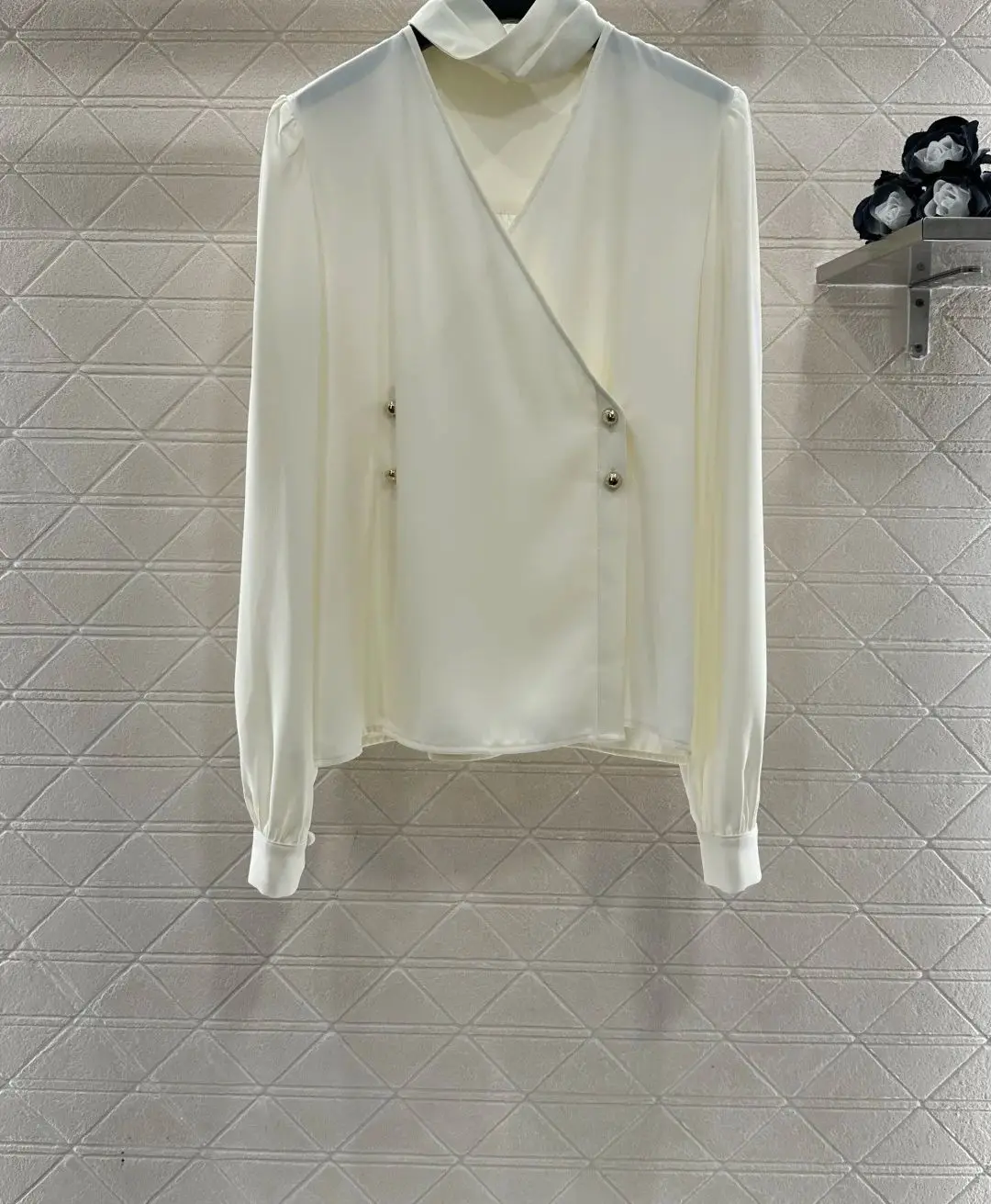 Beiges, glattes, lockeres Satin-Hemd mit schrägem Revers und V-Ausschnitt, hochwertiges und stilvolles, leichtes soziales Oberteil für den Arbeitsplatz