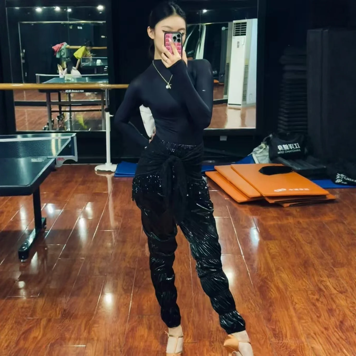 

Одежда для латинских танцев для взрослых, ча-ча-румба, морщинистые глянцевые брюки, топы с высоким воротником, тренировочная одежда, костюм для латинских выступлений SS1122