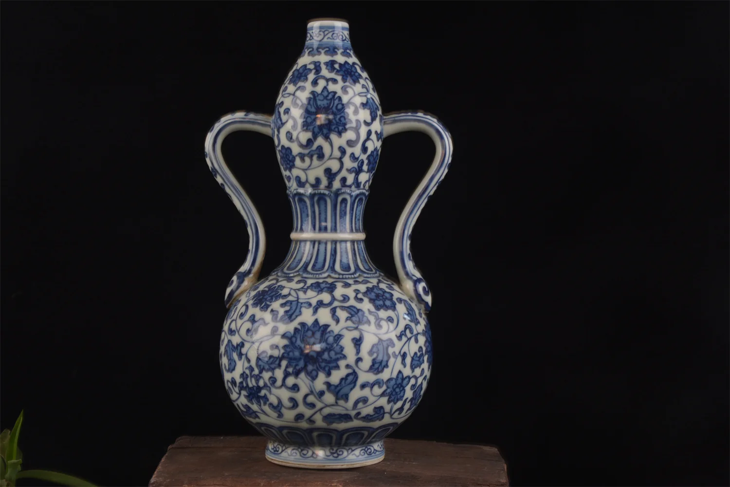 

Qing Dynasty hand-painted blue and white twining lotus pattern ear vase