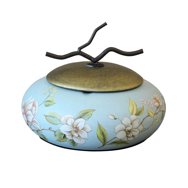 

American ceramic ashtray, European retro ashtray with cover, creative ornament of coffee table decoration craftsmanship