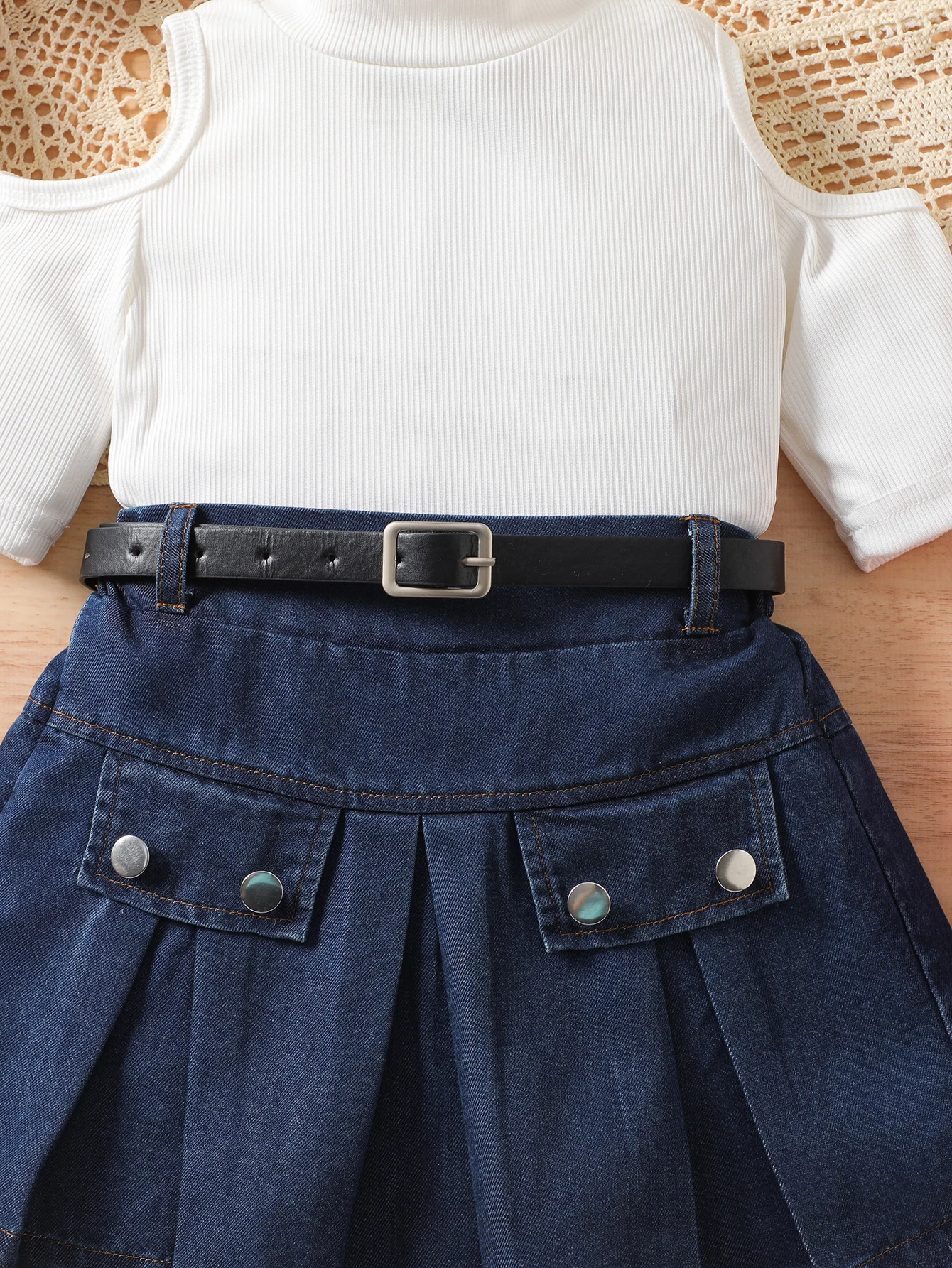 طقم تنورة بناتي كاجوال بطيات نصف طول من الدنيم مع بلوزة وحزام محبوكة مكشوفة الكتفين #4