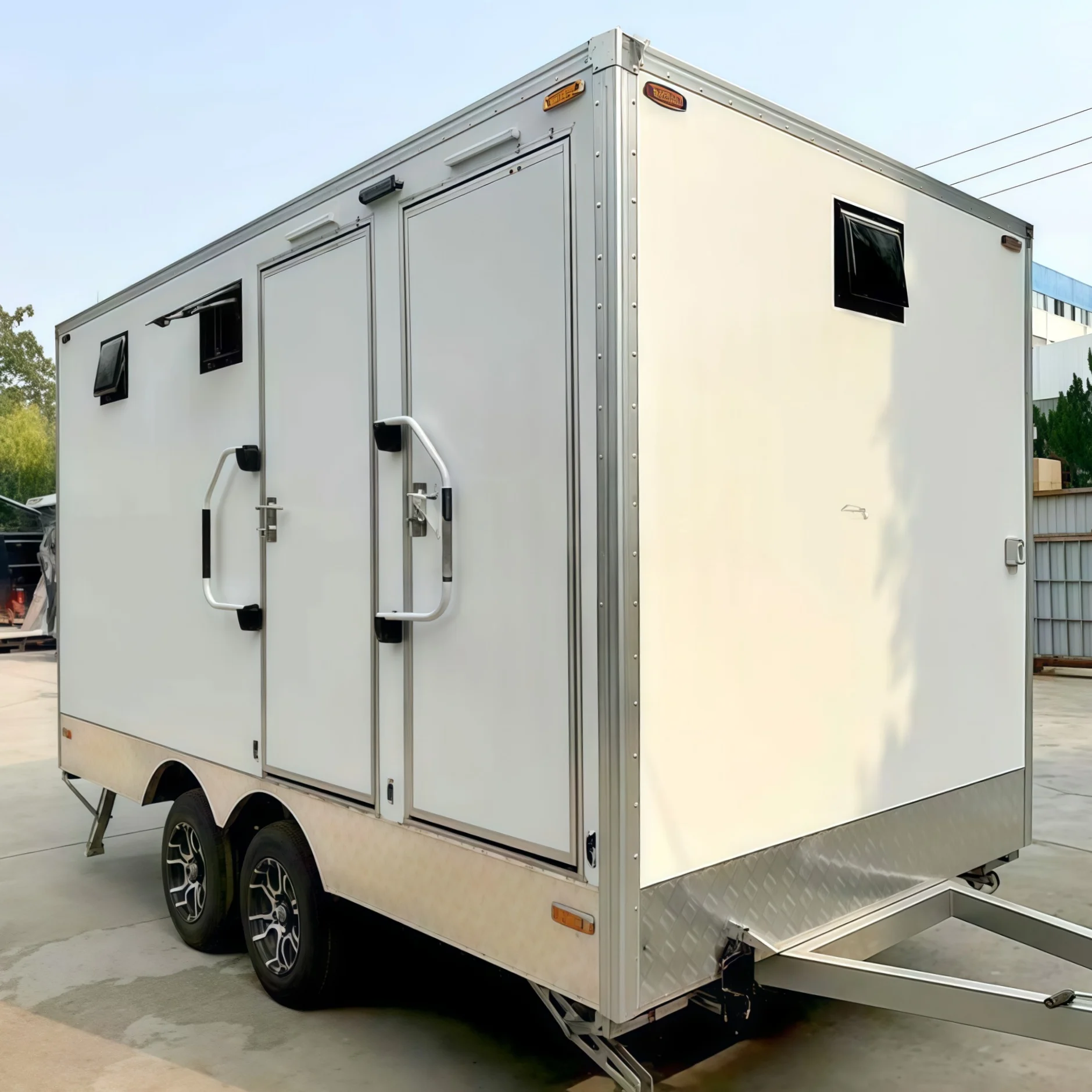 Luxury Aluminum 4-Wheel Mobile Bathroom Trailer With Toilet Shower Outdoor Washroom (4x2.35x2m) Camper Restroom