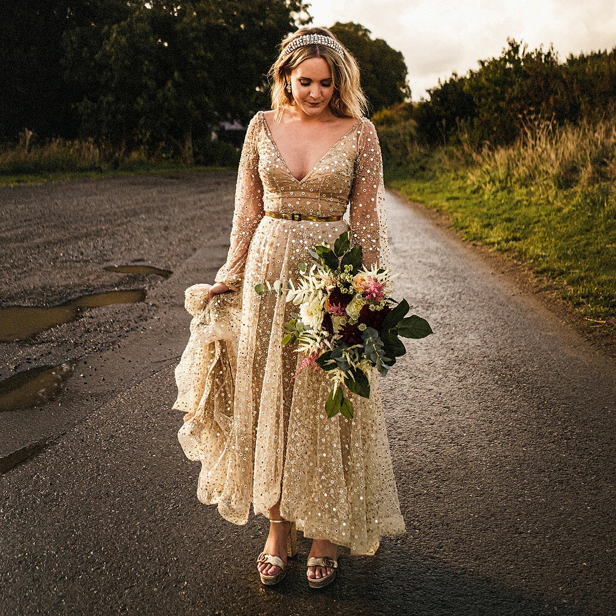 Vestido de novia alto y bajo con cristales brillantes, piedra alta y baja, mangas largas abullonadas personalizadas, longitud hasta el tobillo, cuello en V, lentejuelas, vestidos de novia