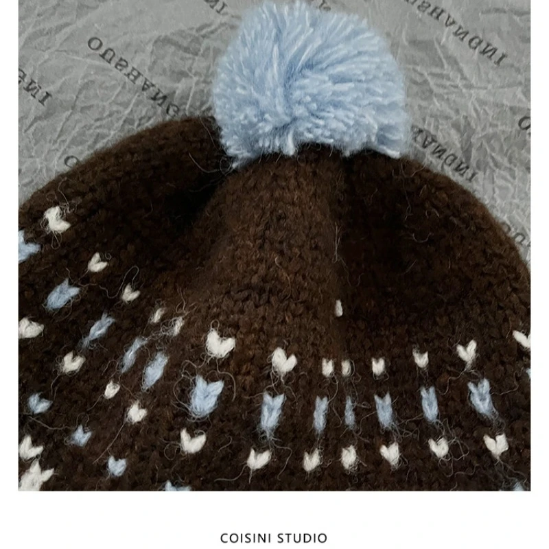Japanische Fel Island Jacquard Pompon-Strickmütze für Damen, warme Wintermütze für Outdoor-Aktivitäten, Radfahren, Ohrenschutz, Bombermütze – Detail 6