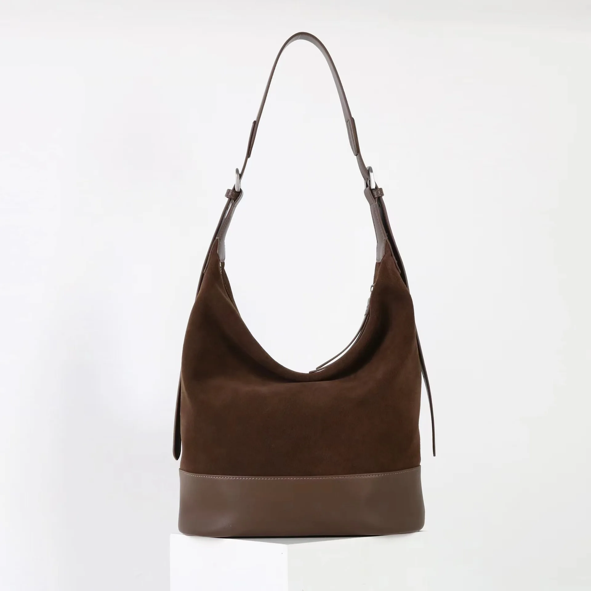 

Suede spliced ​​cowhide ladies bucket bag 2025 new niche design large capacity vintage fashionable one-shoulder crossbody bag
