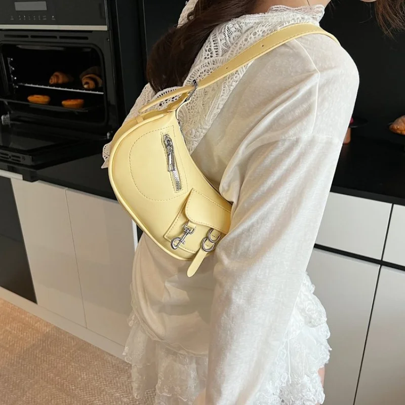 

Ladies Messenger Bag Crafted From Premium Leather Boasting Casual Simple Vintage And High-End Timeless Look ​