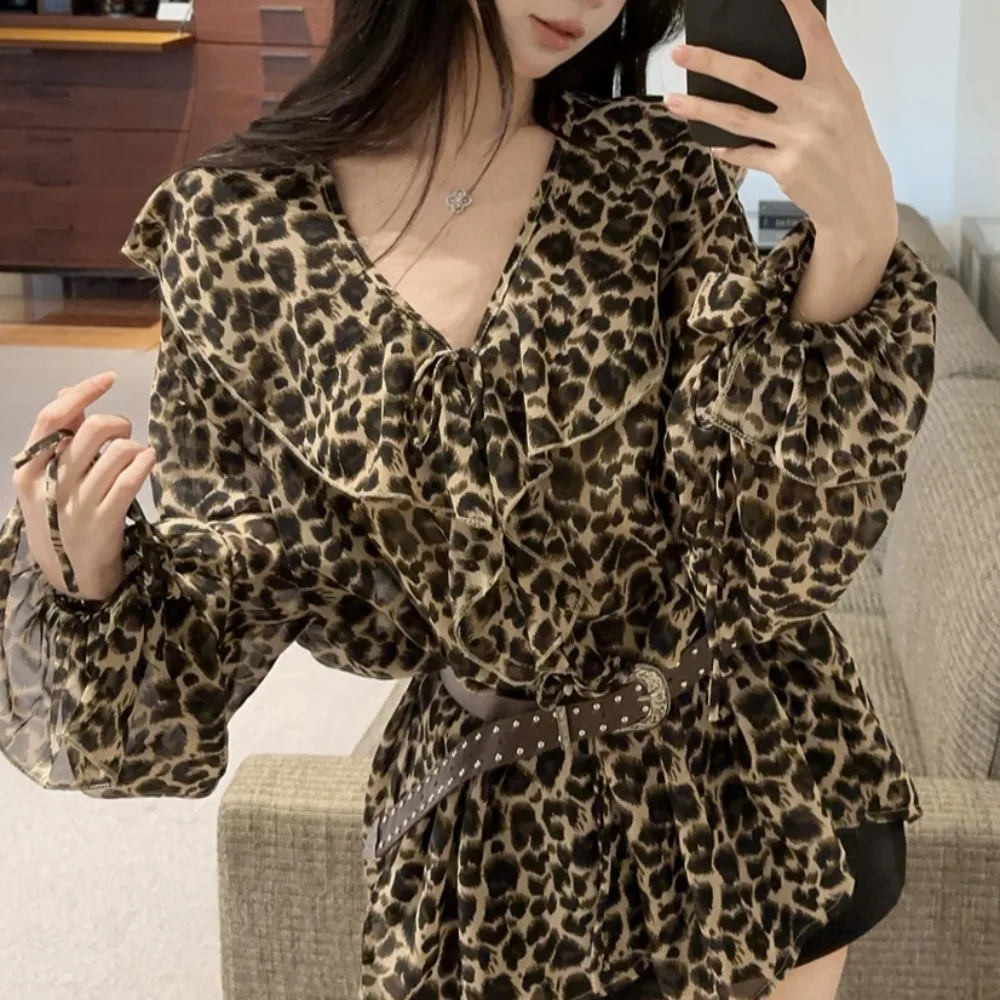 

Модный шифоновый топ с v-образным вырезом и леопардовым принтом, свободный пояс с рюшами на подоле, сексуальный шифоновый топ для девочек с высококачественным поясом, осень 2023 Faion