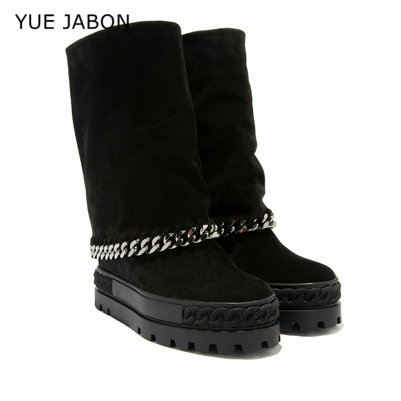 

Черные замшевые сапоги до колена с металлическими цепочками, складные римские сапоги на платформе и скрытой танкетке, женская обувь, увеличивающая рост