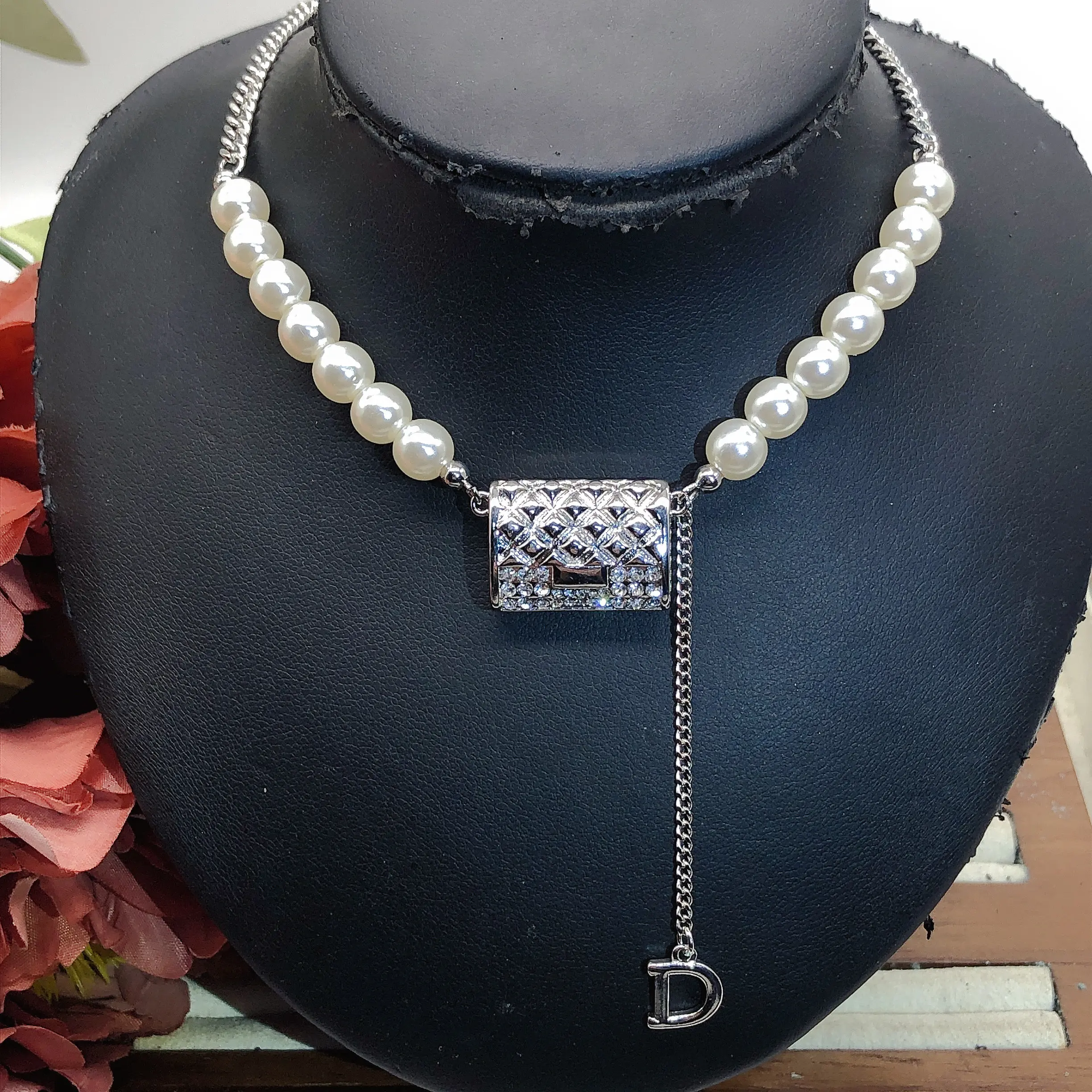 

Lulu Diamond Pattern Handbag Pearl Letter Charm Nelace Luxury Choker Faion Jewelry French Vintage Sle Alloy Embedded Ge...