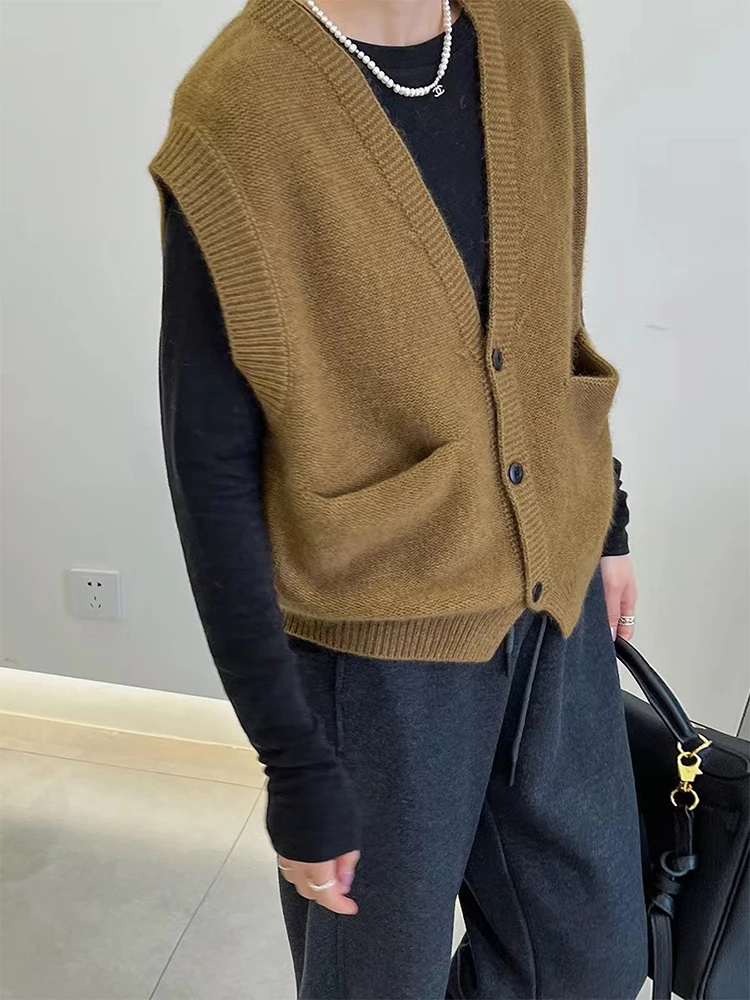 Gestrickte Strickjacke Weste 2025, Herbst Faul Stil frauen Solide Ärmellose V-ausschnitt Einreiher Tasche Pullover Weibliche Strickwaren Tank