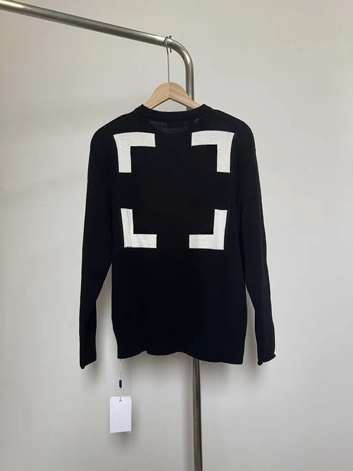 

Классический свитер-пуловер унисекс с нестандартными манжетами и принтом "Стрелы" (коллекция Осень-Зима 2022), оверсайз, из хлопка