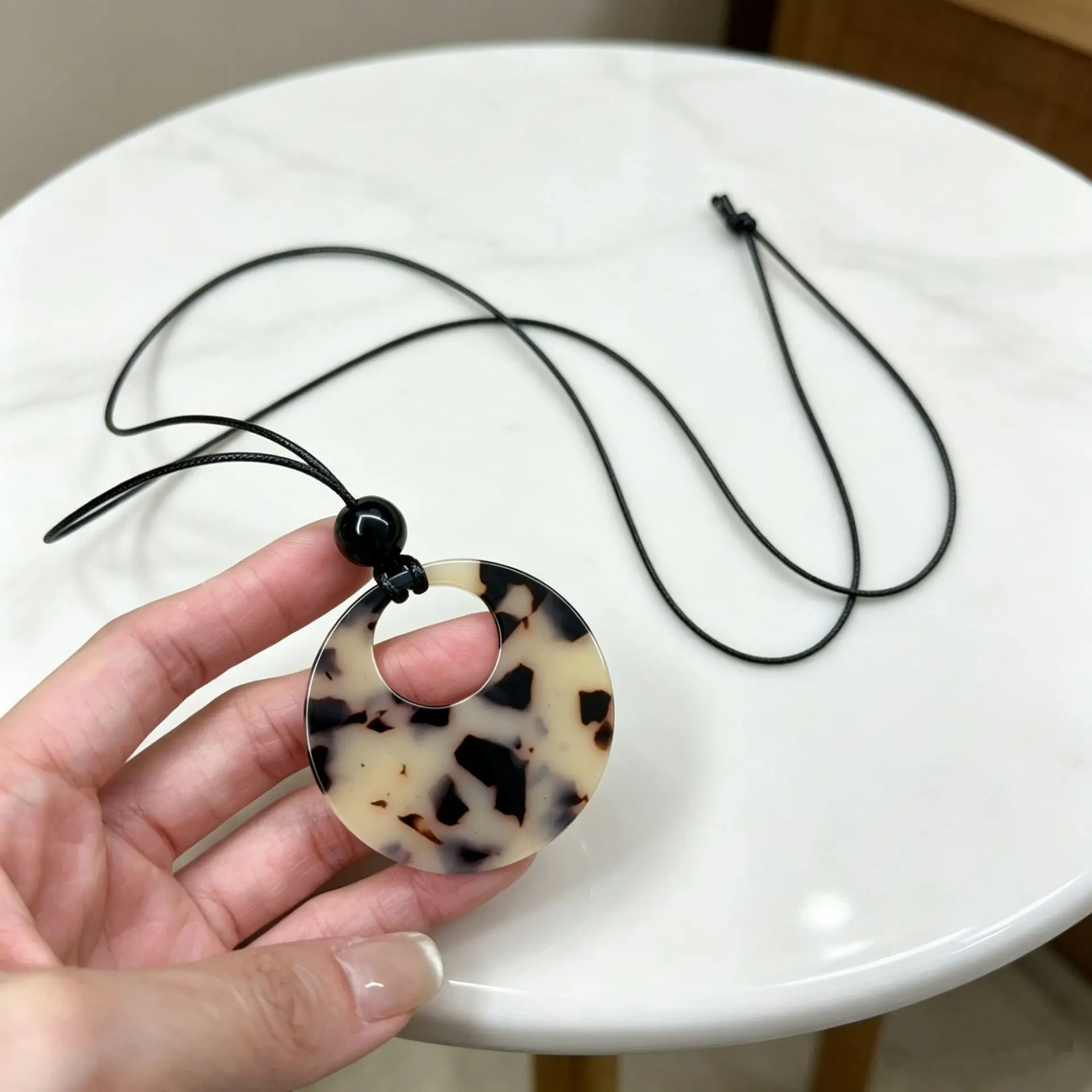 Elegant Leopard Print Pendant Necklaces Fashion Geometric Round Nec for Women Retro Adjustable Long Chain Sweater Chain Jewelry