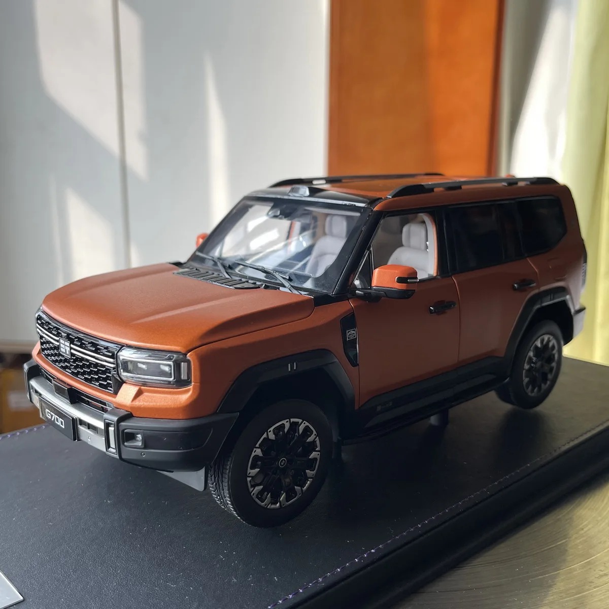 G700 ダイキャスト合金車モデル、奇瑞捷途 SUV モデル、コレクションディスプレイ、大人の男の子へのギフト、オレンジ、1:18