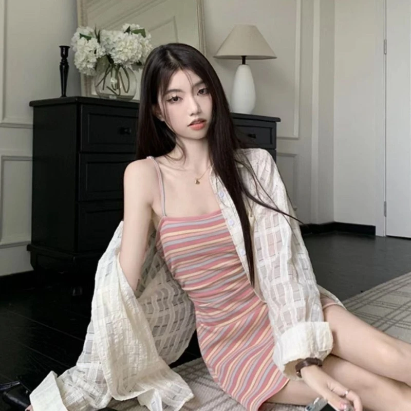 

Летний модный комплект 2026 для женщин: вязаное платье-комбинация в полоску, облегающая юбка и рубашка с защитой от УФ-излучения