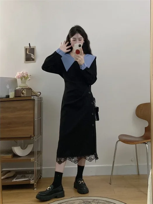 Sukienka damska z francuskim kołnierzykiem Piotrusia Pana, koronkowymi wstawkami, rozcięciem z boku, elegancka, czarna, unikatowe guziki, fason A-line, jesień.