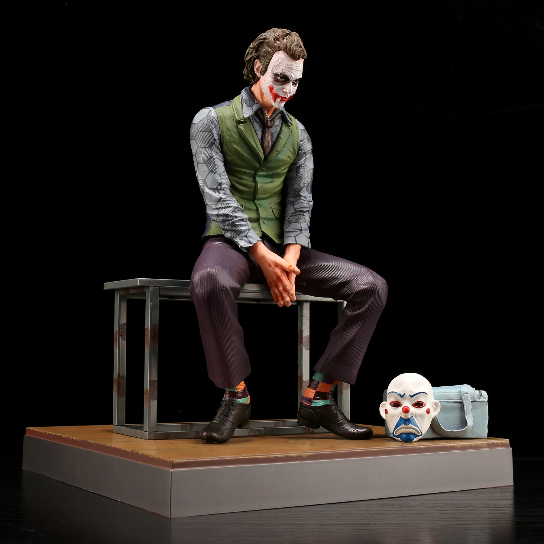 24cm 조커 히스 레저 액션 피규어 앉아있는 그린 슈트 손에 조커 마스크를 들고 있는 자동차 인형 데스크탑 장식 모델 장난감 어린이 선물