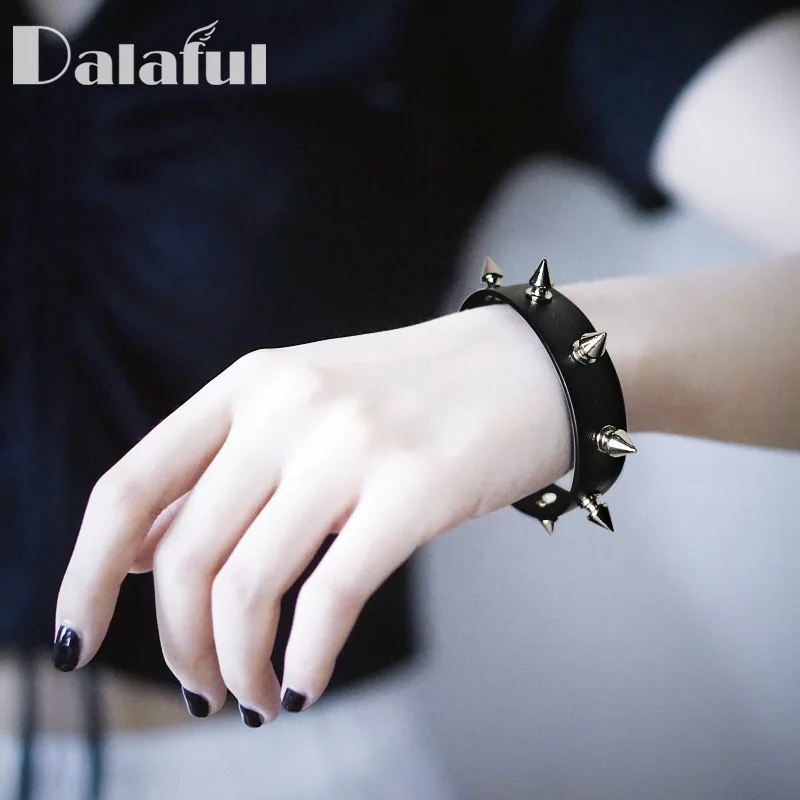 Unique Pointed Bracelet One-row Spike Rivet Punk Gothic Rock Unisex Bracelets & Bangles Fashion Jewelry Cuff Wristband S415