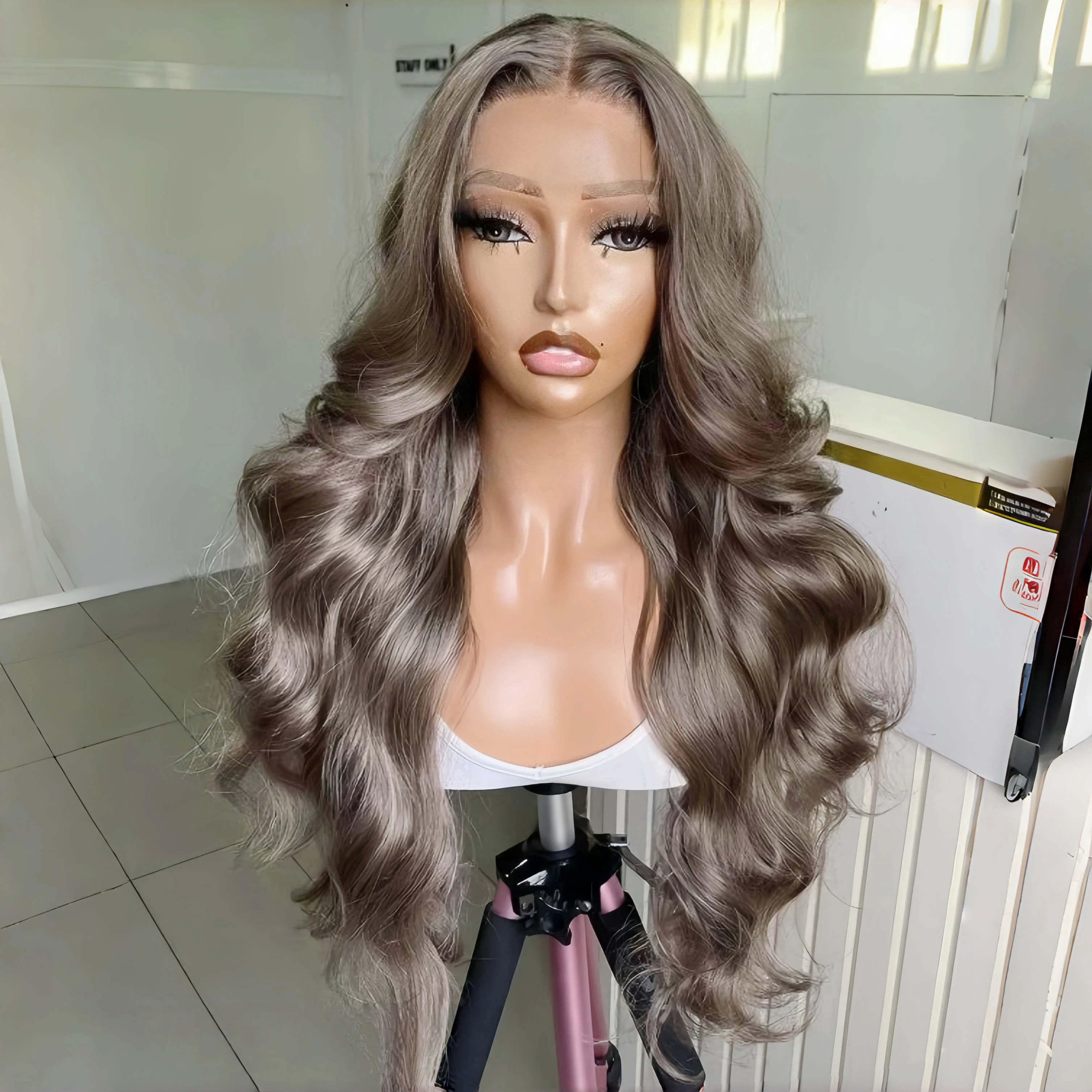 

13x4 Кружевной передний пепельно-серый парик Длинные объемные волны Синтетические волосы Бесклеевые натуральные волосы Шелковистые прямые повседневные парики для женщин