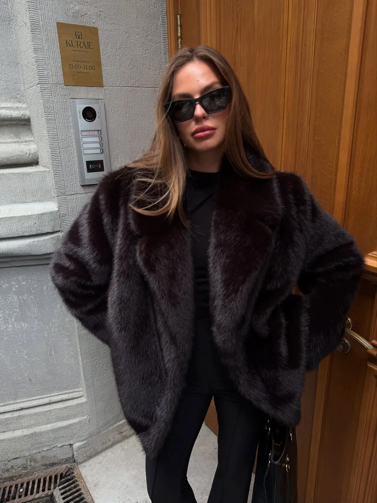 

Осень-зима женские пальто из искусственного лисьего меха однотонные куртки с пушистым зубчатым воротником и длинными рукавами на пуговицах прямой крой повседневный