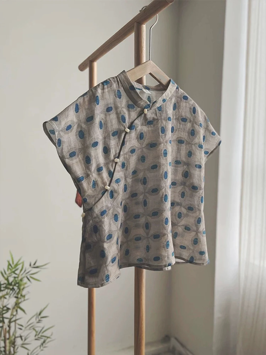 새로운 중국 스타일 면 린넨 여성 여름 레트로 민족 스타일 비스듬한 칼라 버튼 플라이 스타일 티셔츠...