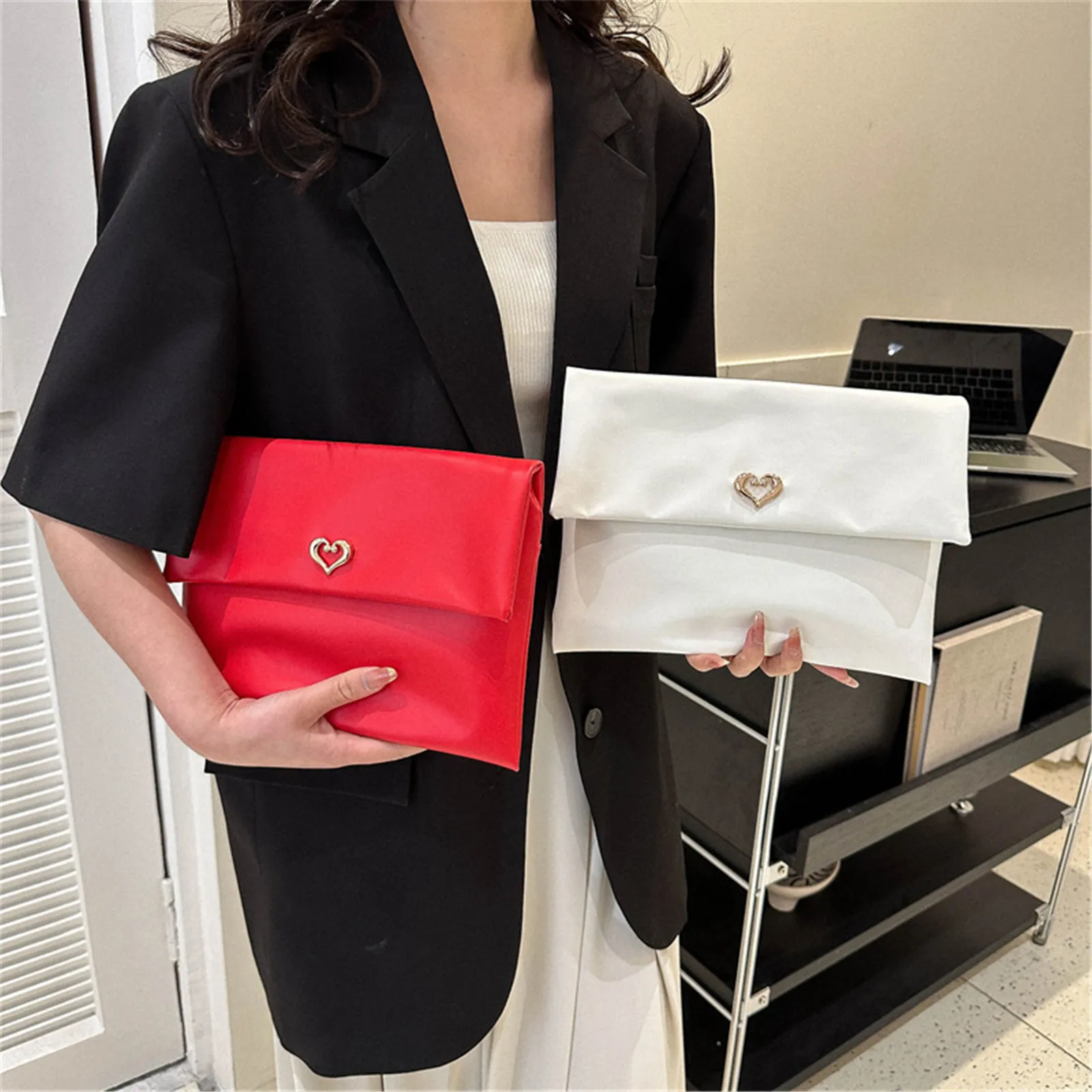 Fashion Trend Women Clutch PU Leather Heart Decoration Evelope Bag Wristlet Bags Female Casual Small Handbags Day Pouch Purse