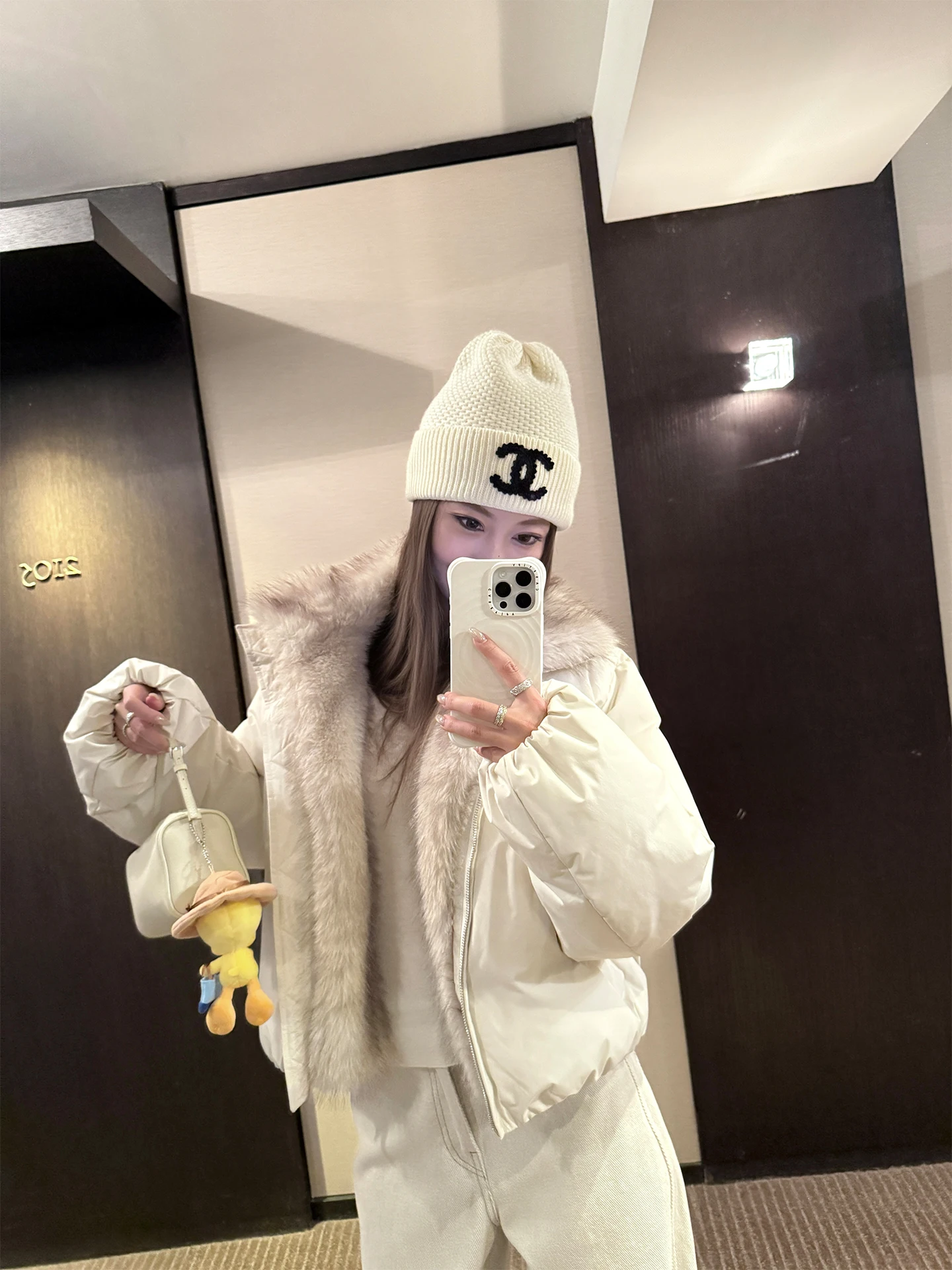 

Экологичная женская зимняя утепленная куртка с меховым воротником, наполнение 185 г, приталенный крой, стиль 4PRIL, для повседневной носки, утолщенная, удлиненная.