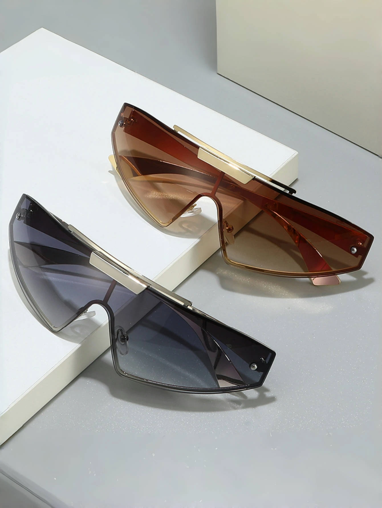 Punk-Wind, zukünftige Technologie, verbundenes Metallstück, rahmenlose umwickelte Sonnenbrille, Fahrradsonnenbrille für Männer und Frauen.