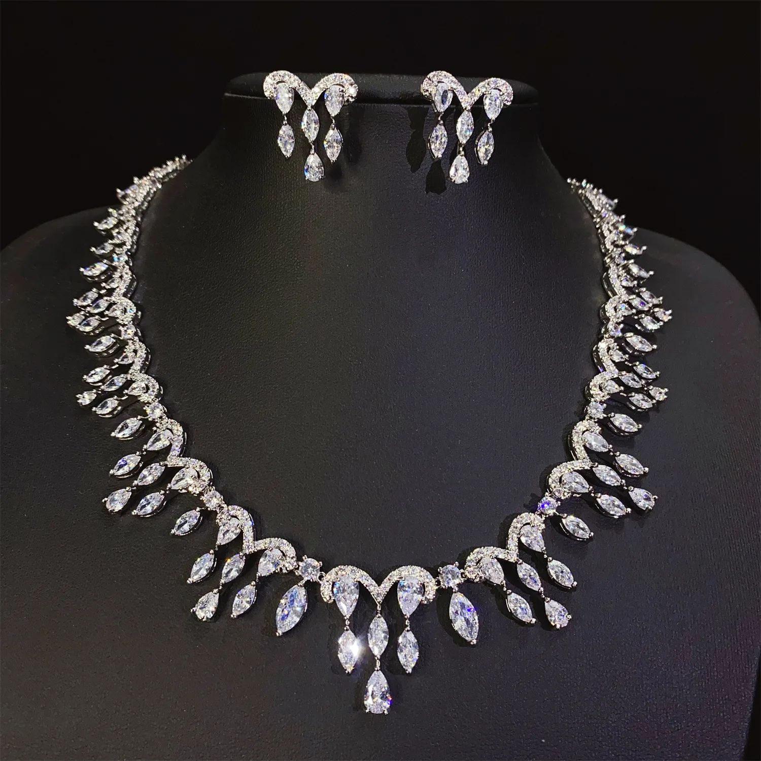 

Everyday Cute Shiny Fringe Necklace Earrings Light Luxury Jewelry Set for Women Prom Party Holiday Gift Wedding Travel M-761