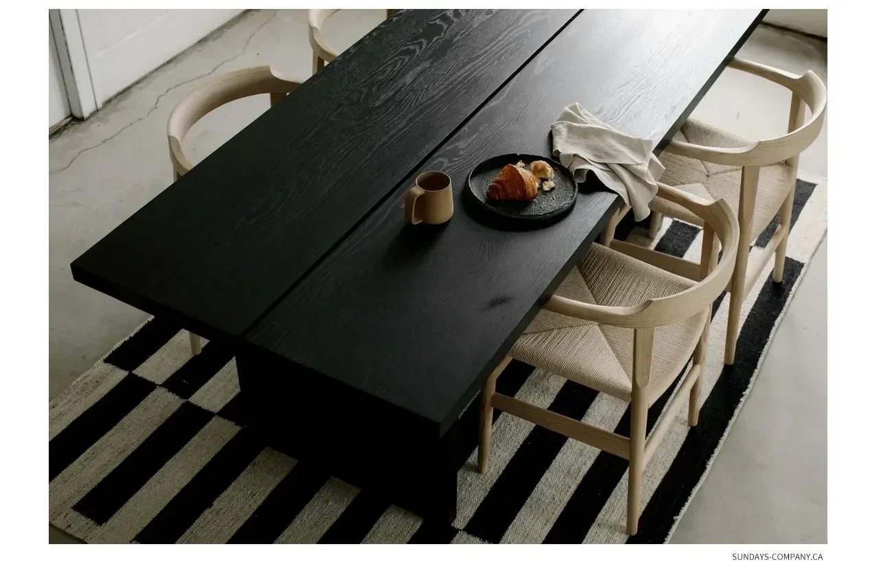 Scrivania lunga minimalista italiana in legno massello Tavolo da tavolo grande in legno nero Banco da lavoro moderno per conferenze e negoziazioni creative