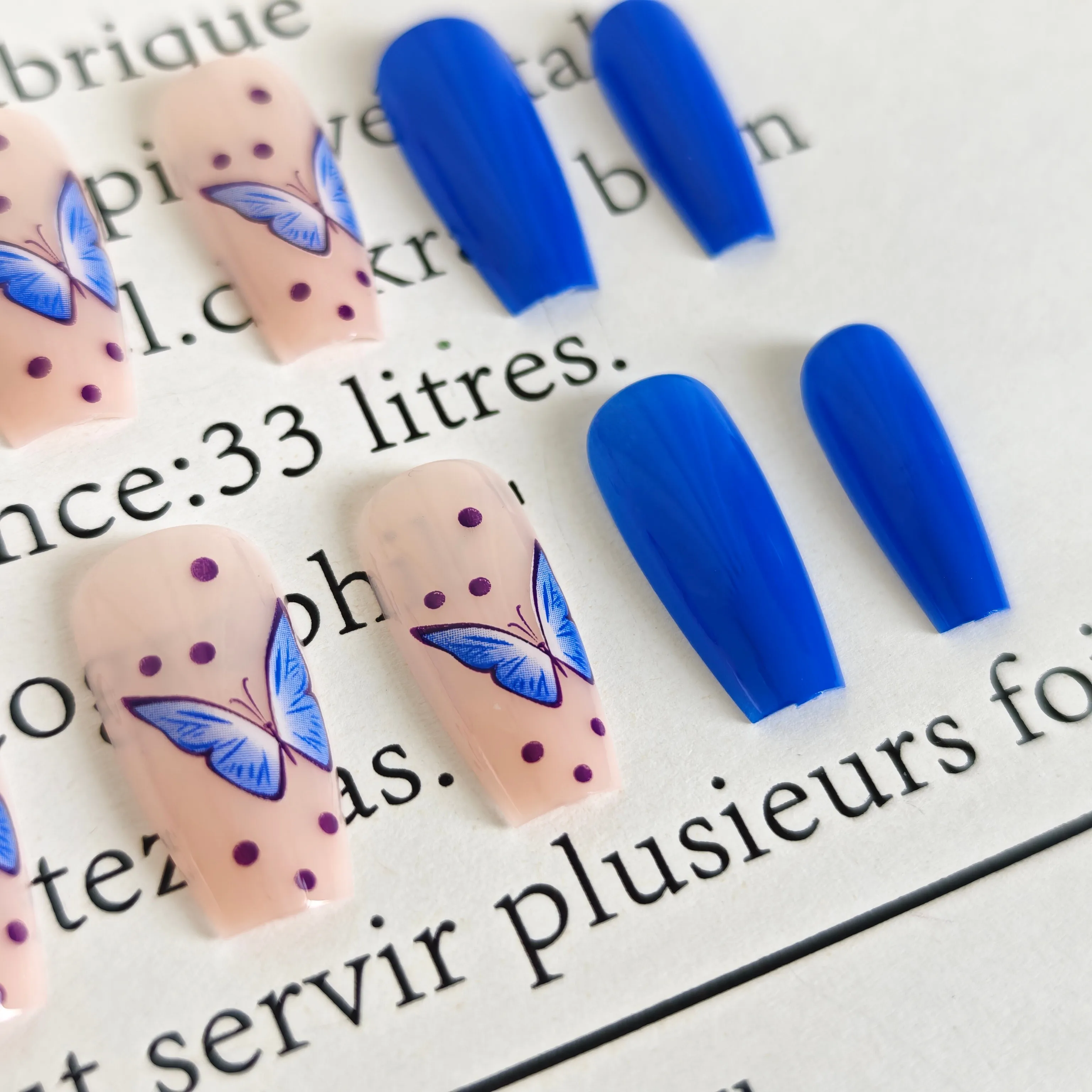 24 قطعة من أظافر الضغط على شكل فراشة زرقاء عصرية، قاعدة زرقاء صلبة وشكل مربع، متوسط الطول وأحجام متنوعة #5