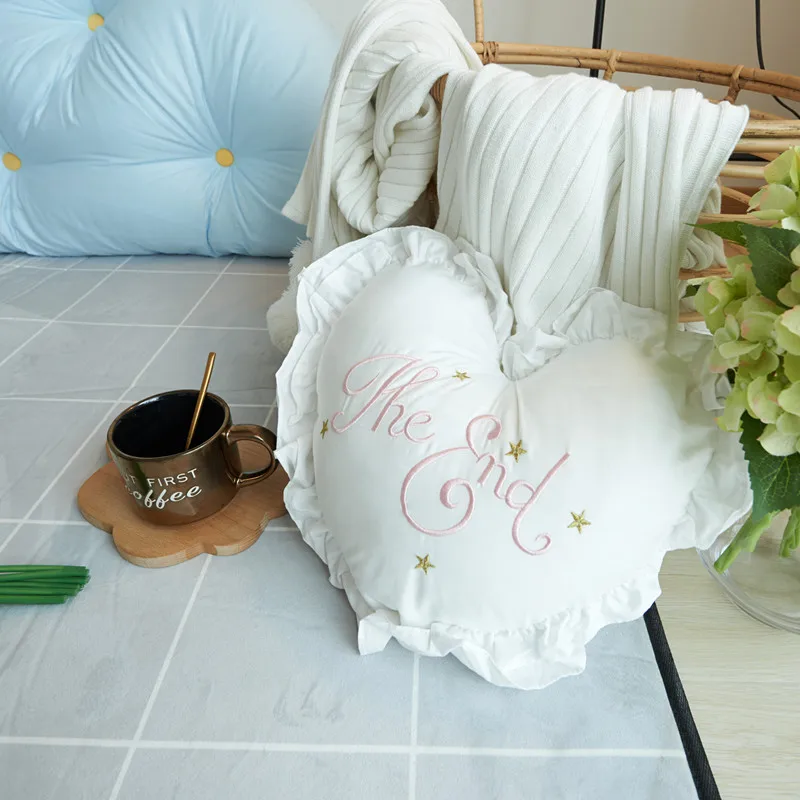 ผ้าฝ้าย 100% Ruffled หมอนหัวใจตัวอักษรเรขาคณิตเย็บปักถักร้อยเก้าอี้ของเล่นเบาะบ้านโซฟาเตียงรถเอวหมอนตกแต่ง