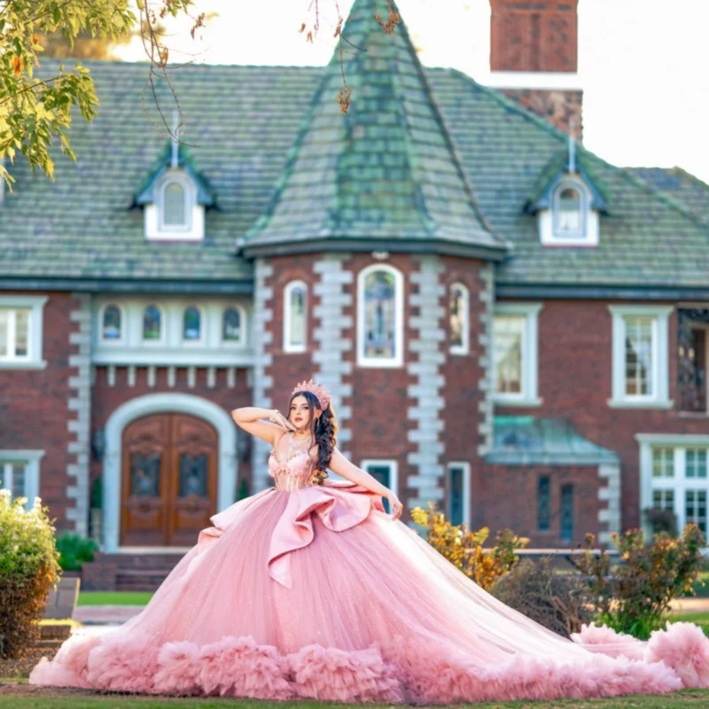 핑크색 킨세아녜라 드레스, 오프숄더 크리스탈 레이스 레이어드 글리터 데칼 롱테일 보우 베스티도스 데 15 킨세아녜라 ﻿ 맞춤 제작