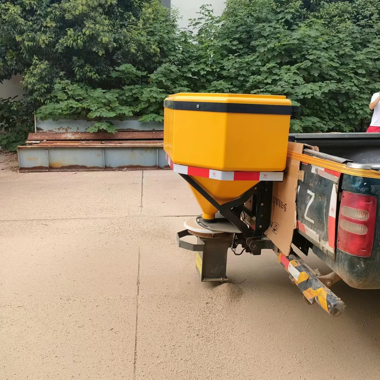 

Winter Road De-icing Agent Spreader Vehicle-mounted Snow Melting Agent Spreader for Snow and Ice Melting