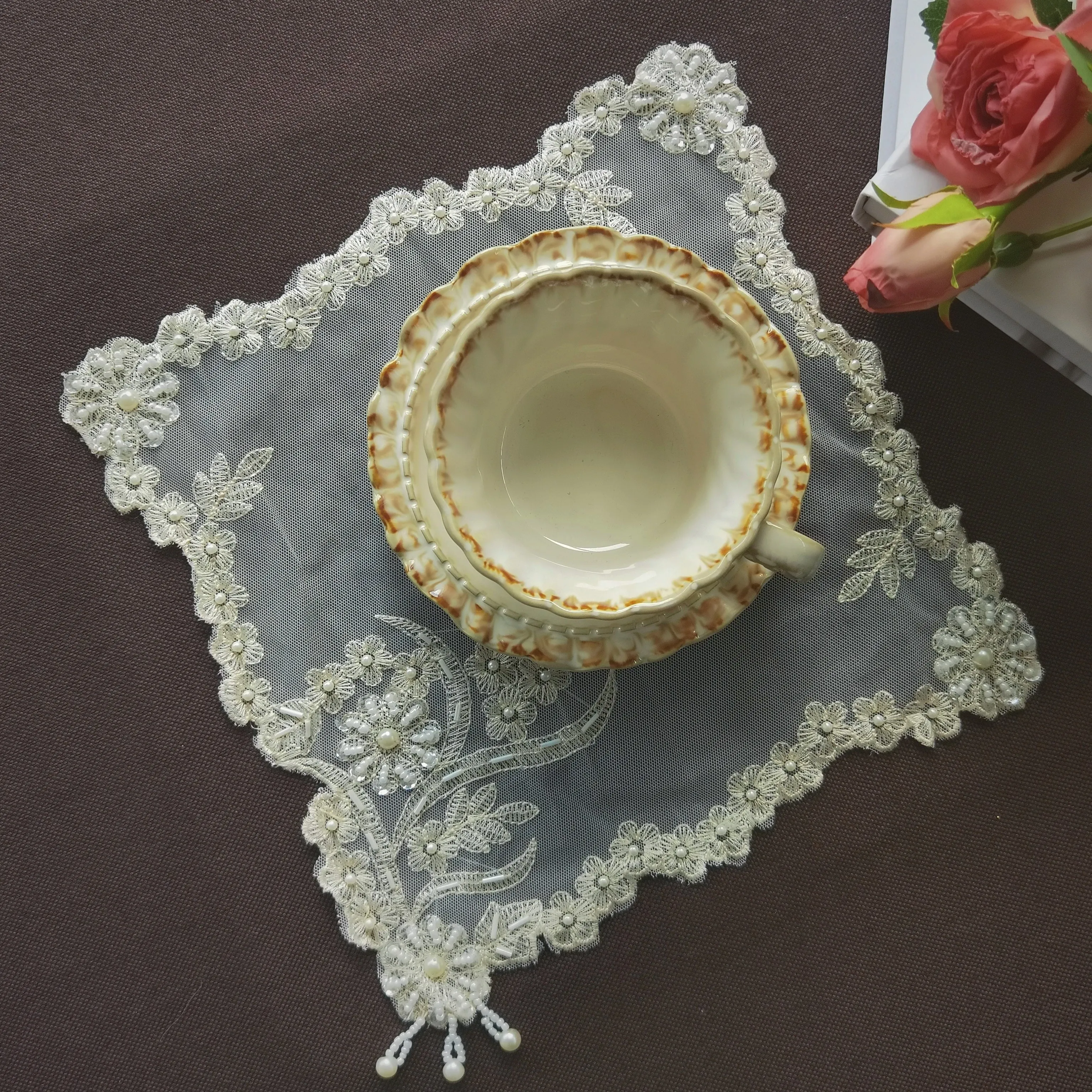 Spitzen-Tischsets mit Perlen, Tellerunterlagen für Hochzeiten, elegante individuelle Tischsets, niedliche Untersetzer, Partyzubehör, Heimdekoration