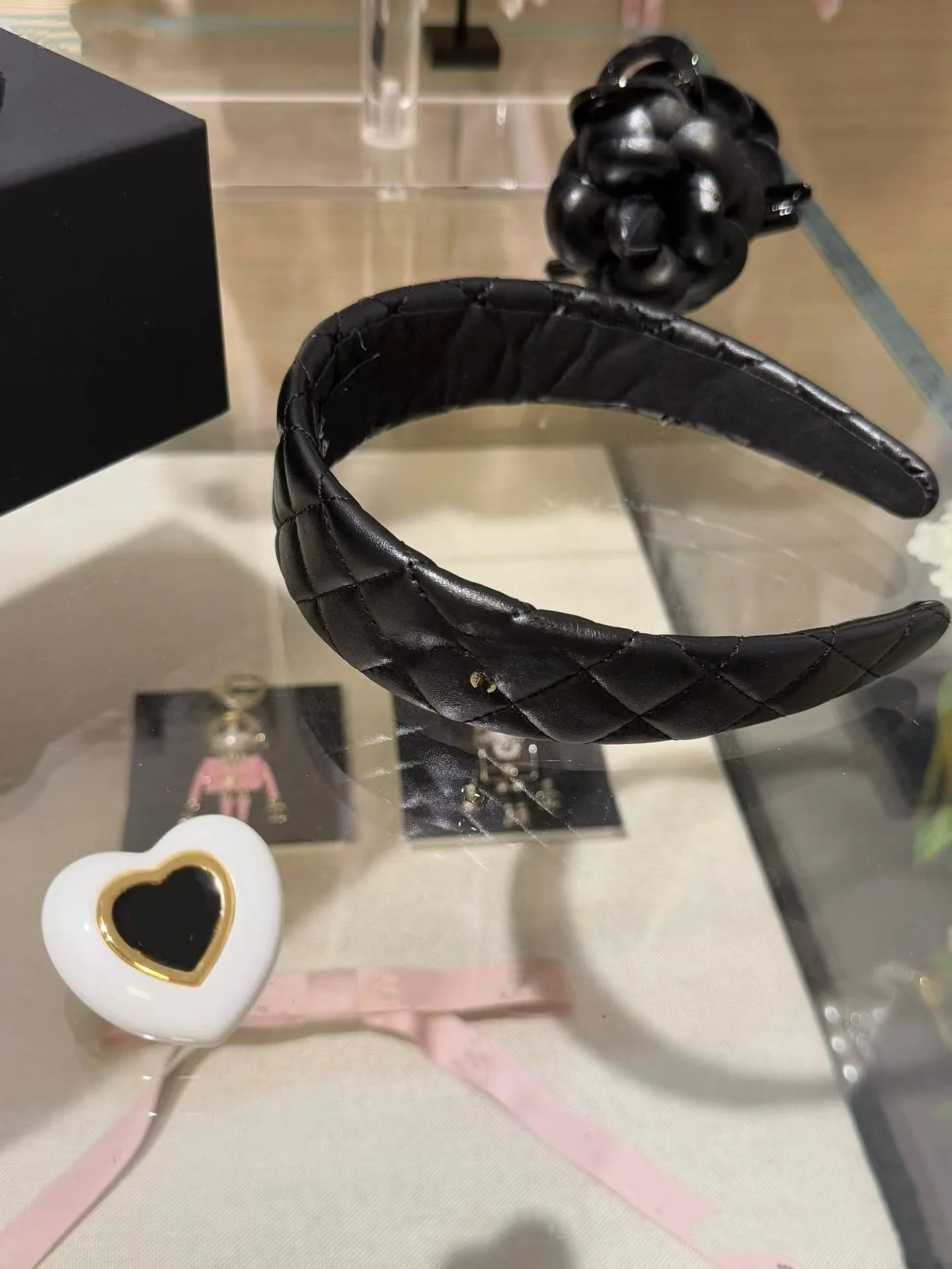 serre-tete-elegant-et-tendance-a-motif-floral-accessoire-feminin-en-peau-de-mouton-pour-affiner-le-visage-et-embellir-le-front