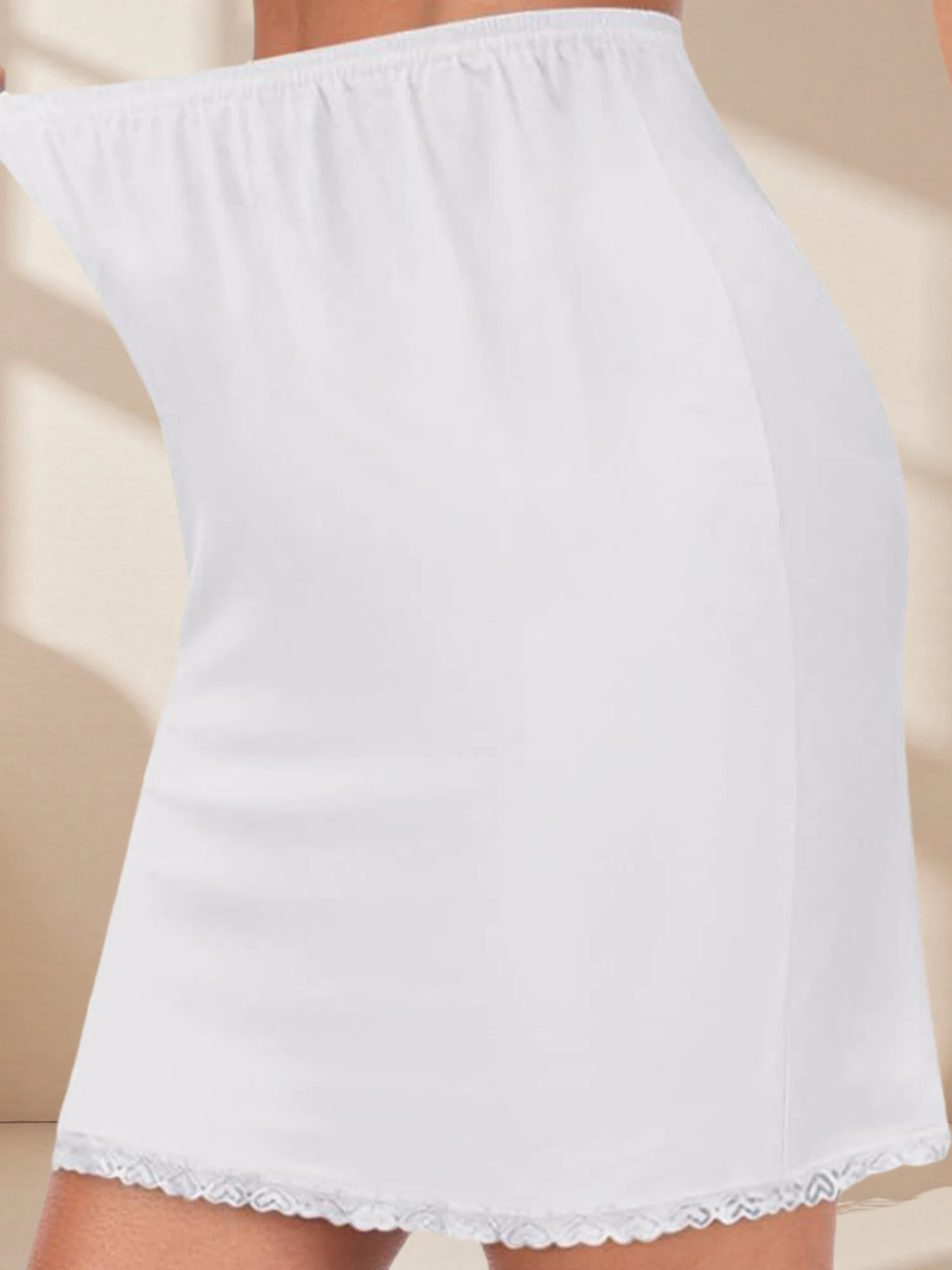 ผู้หญิงยาวถึงเข่าสีทึบครึ่งสลิปพร้อมสายรัดเอวยางยืดและลูกไม้ที่ละเอียดอ่อน Trim เหมาะสําหรับ Layering ภายใต้ชุด