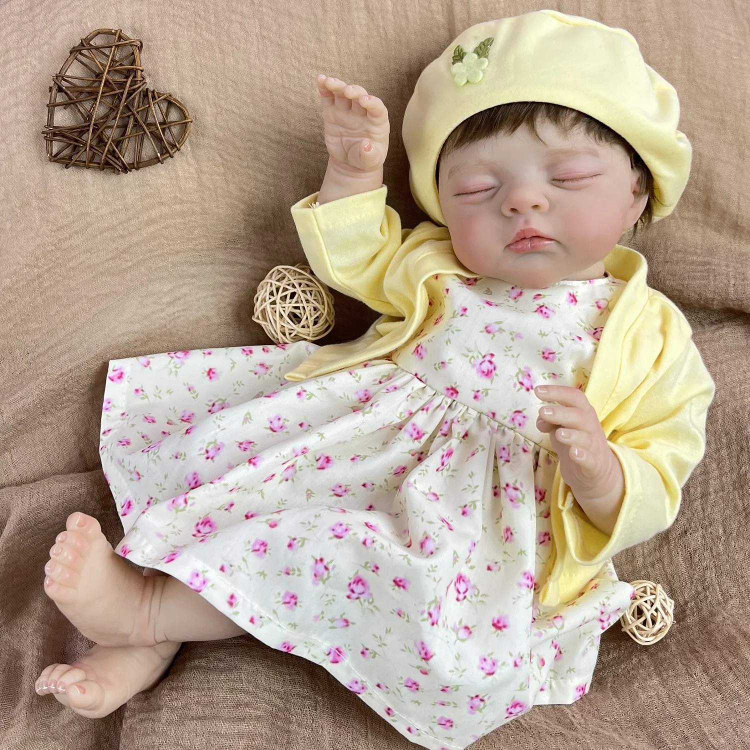 48 CM Lalka Reborn z Widocznymi Żyłkami, Urocza Zabawka dla Dzieci z Miękkim Materiałowym Ciałem, Realistyczna Kolekcjonerska Lalka na Prezent Urodzinowy