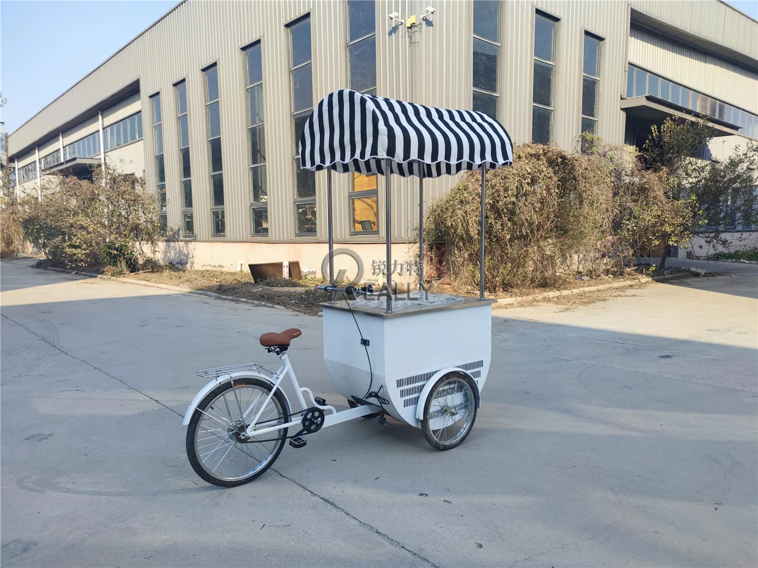 حار بيع ثلاث عجلات عربة الآيس كريم المحمول شرب الحلوى المجمدة عرض خزانة الرجعية عربة الوجبات الخفيفة