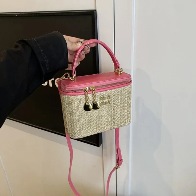 

High-End Tote Bag For Women In Durable Leather With Structured Base Spacious Interior Ideal For Work And Weekend Getaways