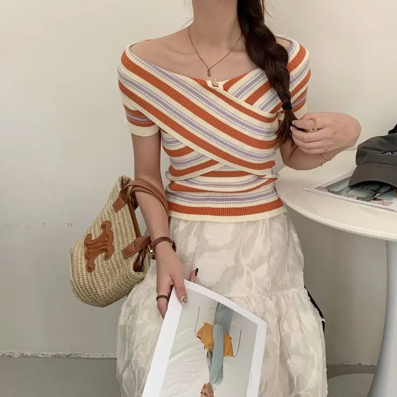 

Новый чистый и красивый вязаный топ в полоску с короткими рукавами и перекрестным воротником на ключице с перекрестным воротником