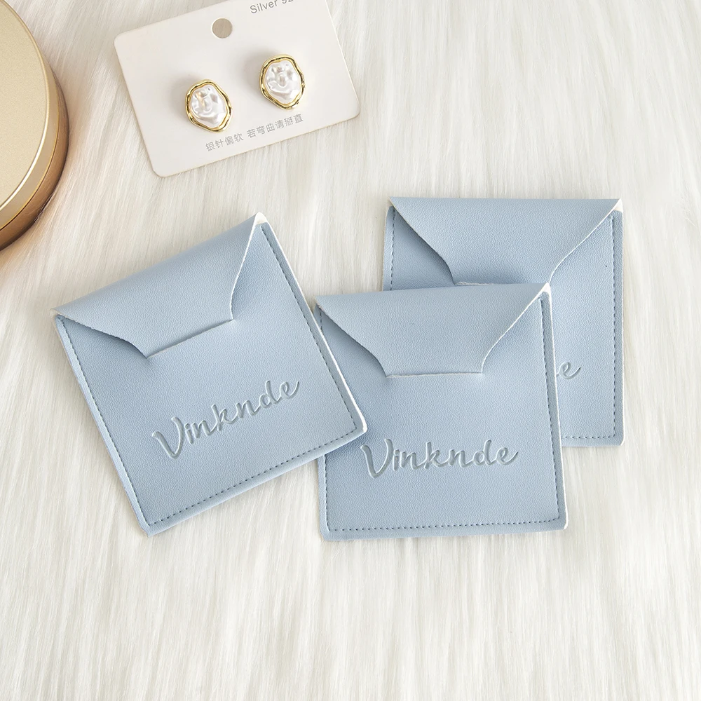 

100 упаковок, сумка для ювелирных изделий из искусственной кожи с логотипом на заказ для свадьбы, детского душа, вечерние кольца, серьги, ожерелья, сумки для хранения помады, оптом