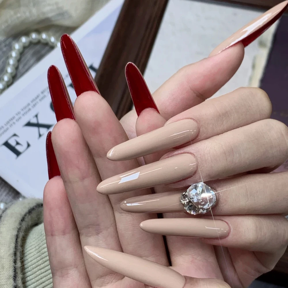 10 pz. Unghie Finte Lunghe a Stiletto Nude con Sfondo Rosso Elegante, Copertura Completa, Strass Grandi 3D, Punte per Unghie da Donna
