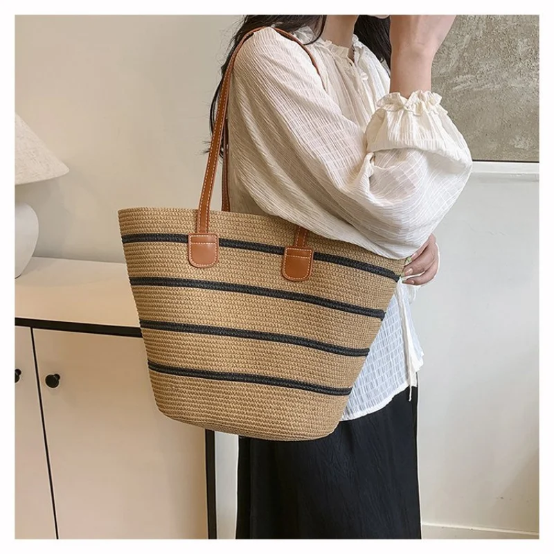 ヌバックレザー製のレディースクロスボディバッグ。トレンディなペルーヴィンテージを特徴とする軽量でソフトなデイリールック。 ​