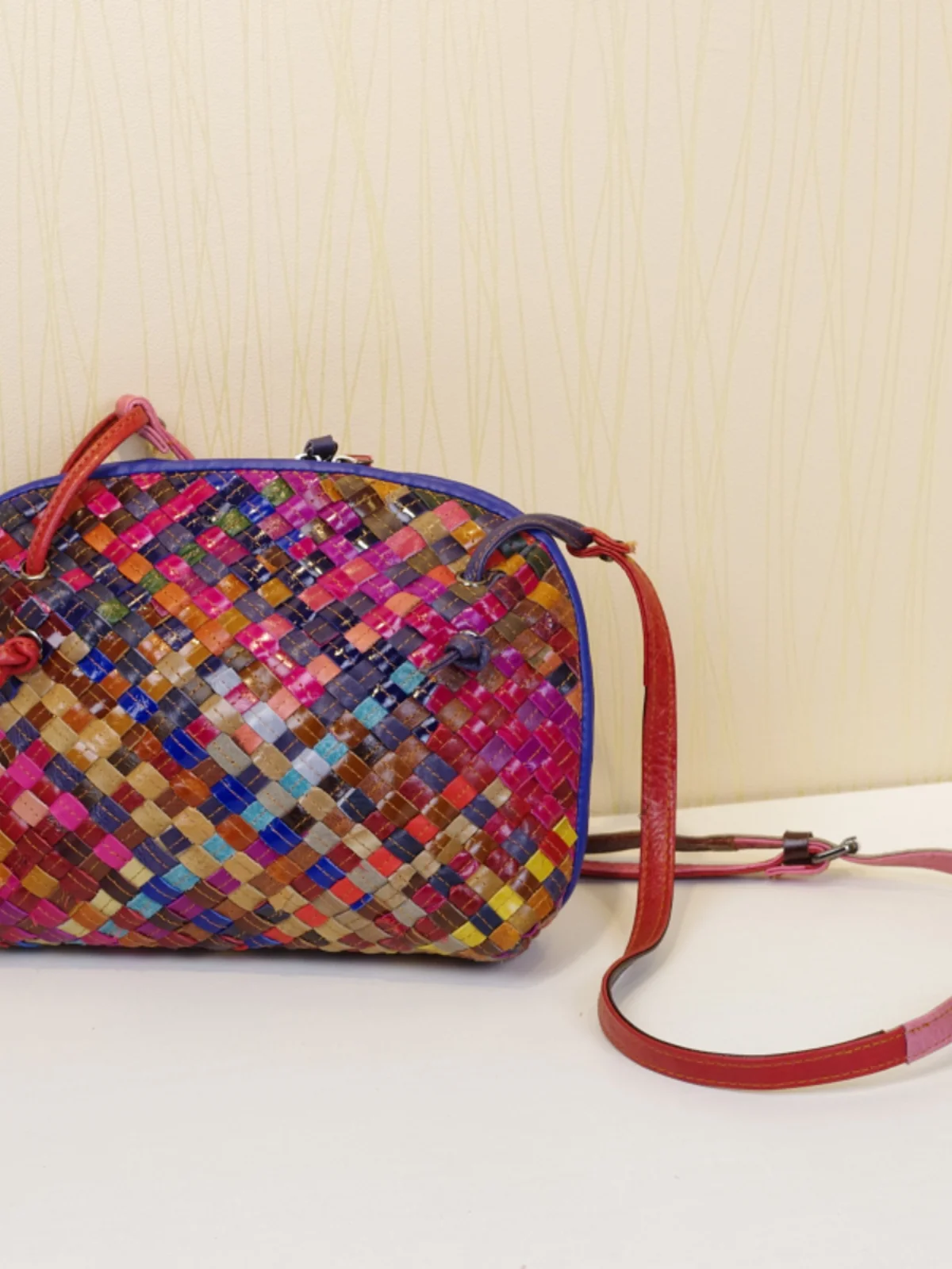 

2023 New Fashionable Women's Handbag Handwoven Leather Shoulder Bag with Stripe Pattern Small Size Soft Casual Style Youth Love