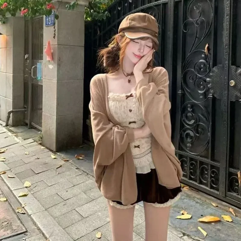 

Осенний новый атмосферный топ на подтяжках, простой кардиган, шорты-бутон, комплект из трех предметов