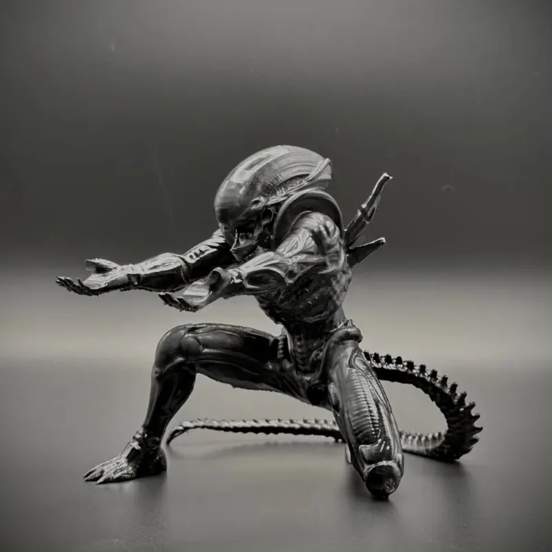 3D Printed  Alien Warrior Figure Desk Pen Holder Sci‑Fi Sculpture Desktop Organizer Novelty Pen Container Office Table Decor